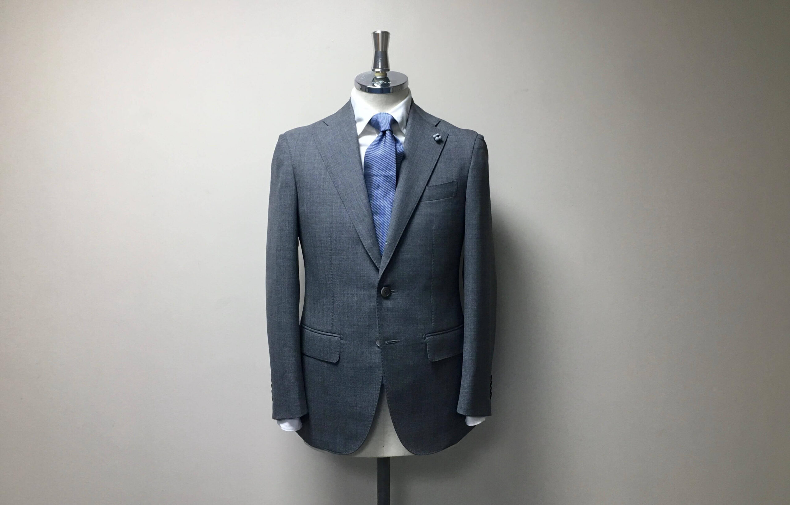 名古屋CENTOで仕立てた、清涼感のあるグレーのオーダースーツ