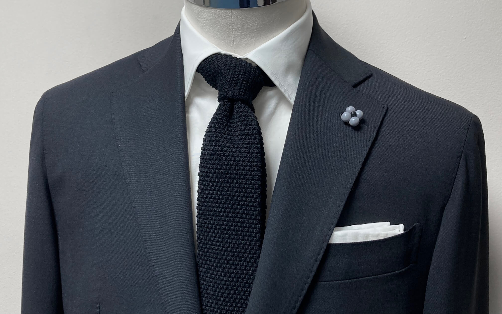 名古屋CENTOで仕立てたカノニコのブラック・オーダージャケット。強ストレッチ素材で快適な着心地