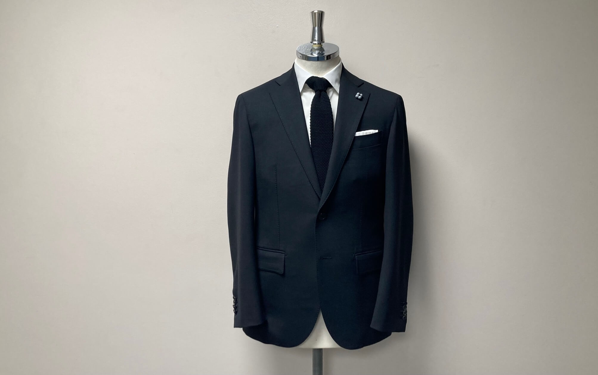名古屋CENTOで仕立てた至高、カノニコのブラック・オーダージャケット。強ストレッチ素材で快適な着心地