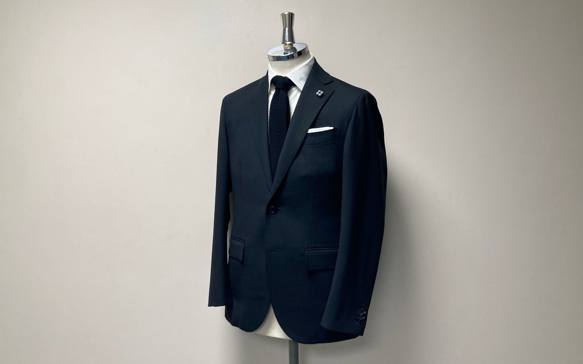 名古屋CENTOで仕立てた高品詞な、カノニコのブラック・オーダージャケット。強ストレッチ素材で快適な着心地