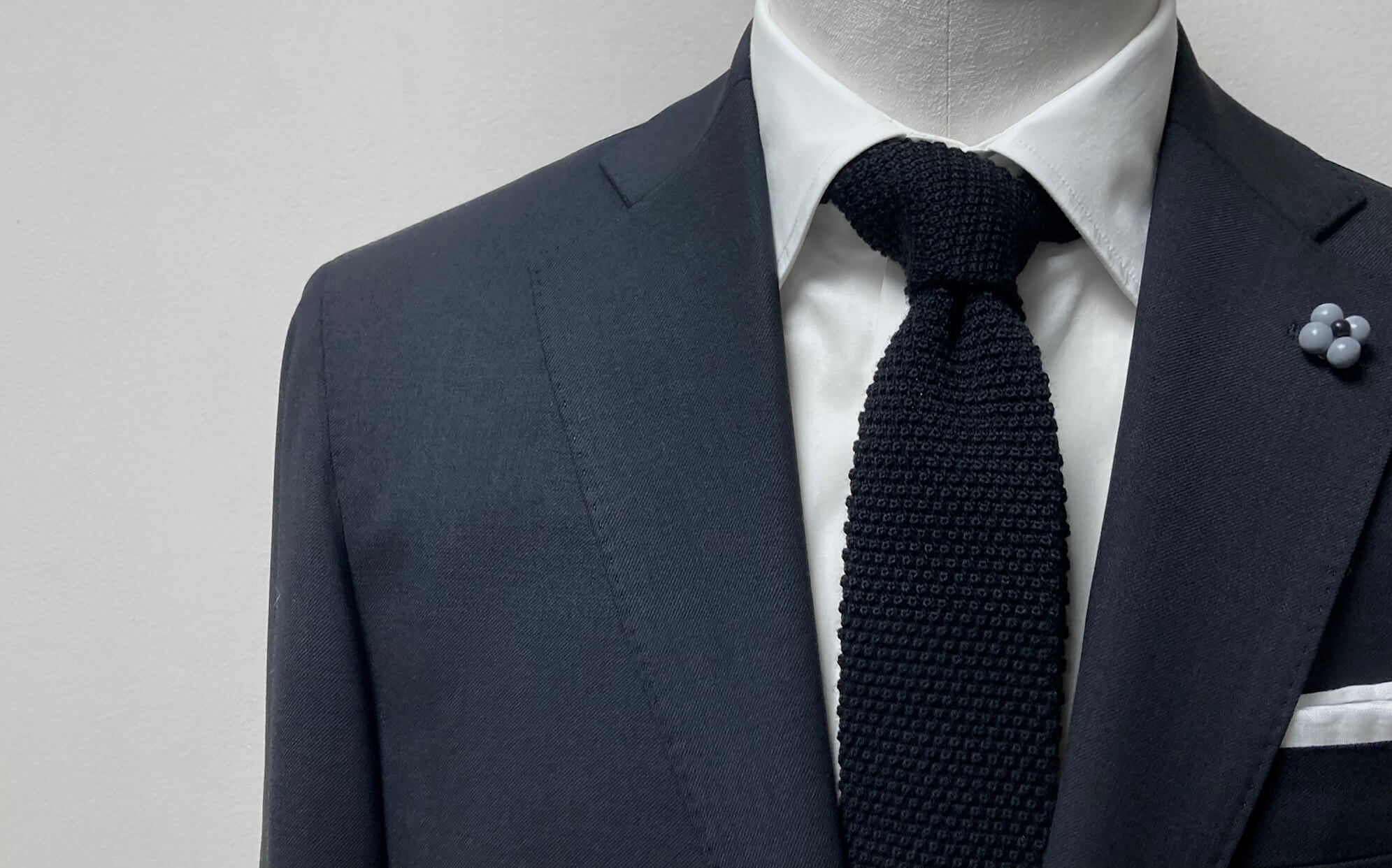 名古屋CENTOで仕立てたカノニコのブラック・オーダージャケット。強ストレッチ素材で快適な着心地、ビジネスシーンでも楽々