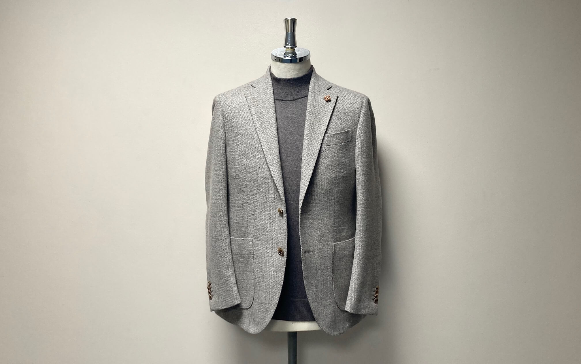 カノニコのグレージュ生地が映える、名古屋CENTOのオーダージャケット正面画像