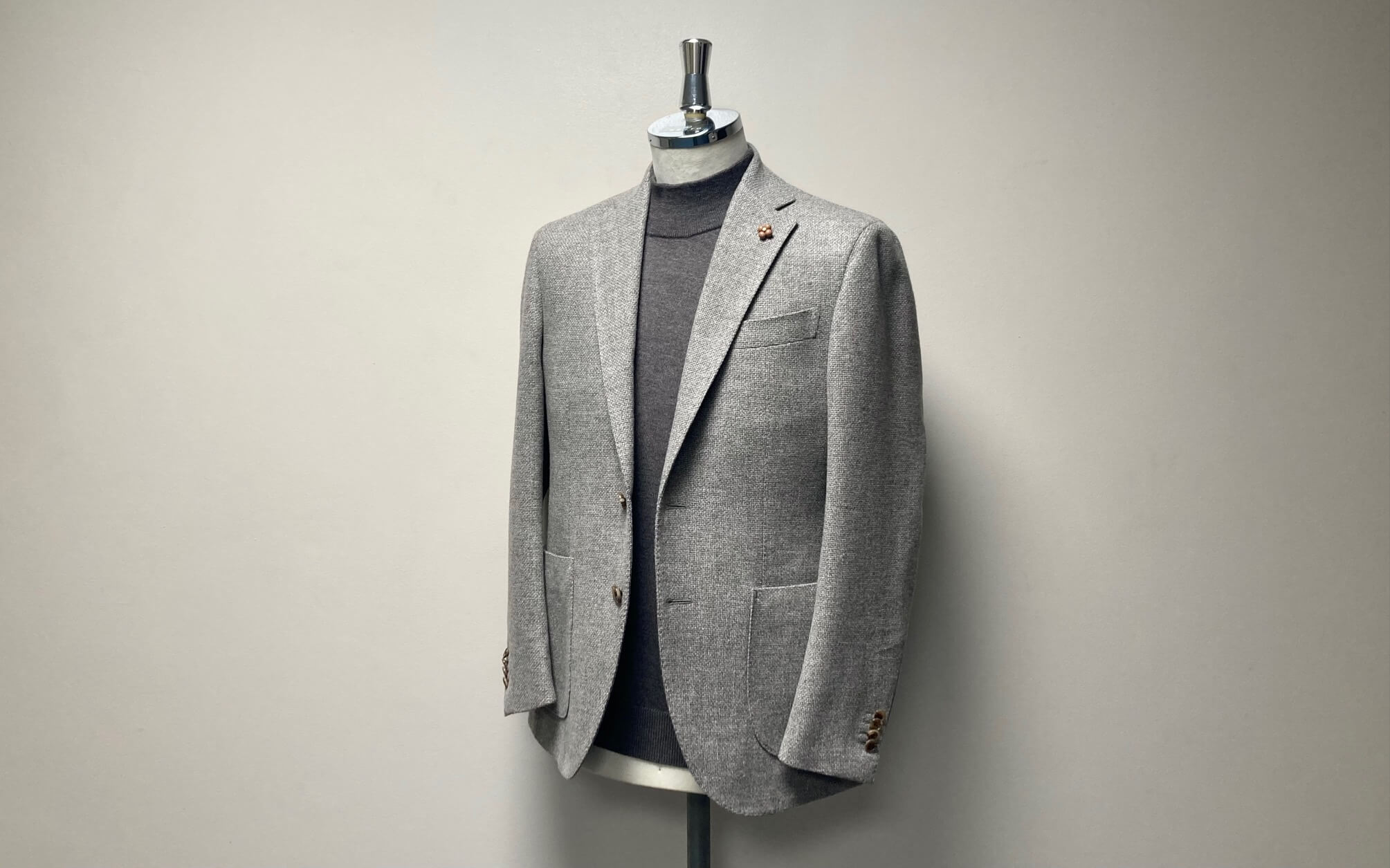 カノニコのグレージュ生地が映える、名古屋CENTOのオーダージャケット斜め前画像
