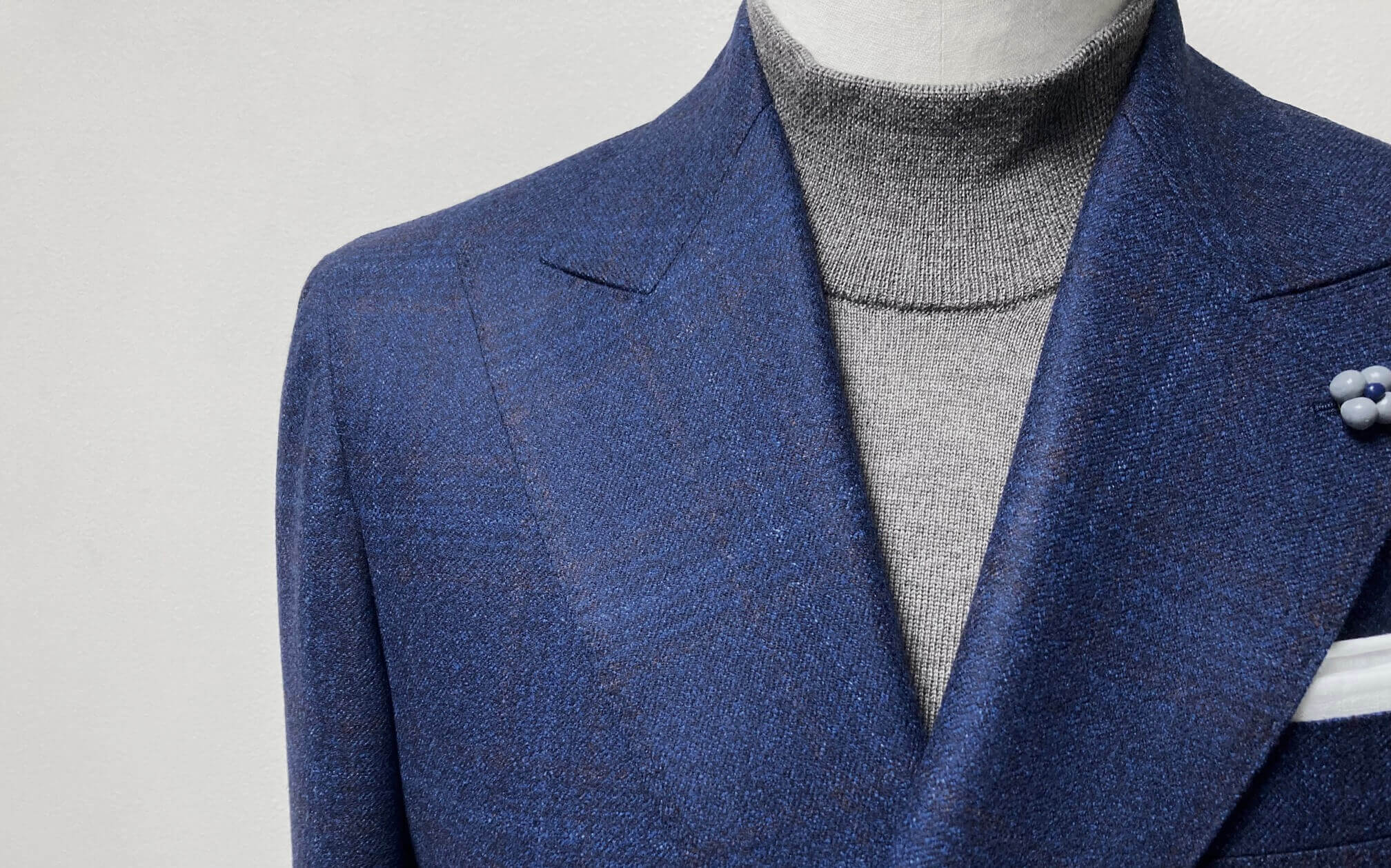 ドーメル生地の質感が際立つ、ダブル6つボタン2つ掛けのネイビーチェック・オーダージャケットのVゾーン