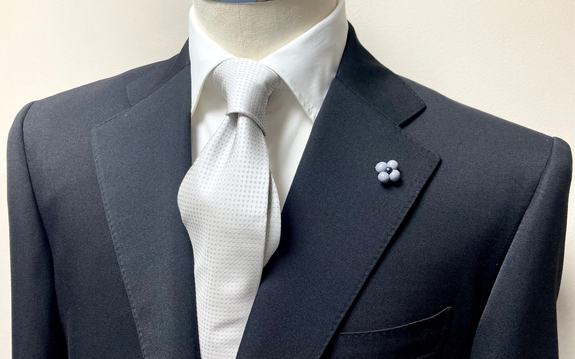 名古屋オーダースーツのCENTOで仕立てる最高級の礼服:御幸毛織の生地を使用したブラックフォーマルスーツ