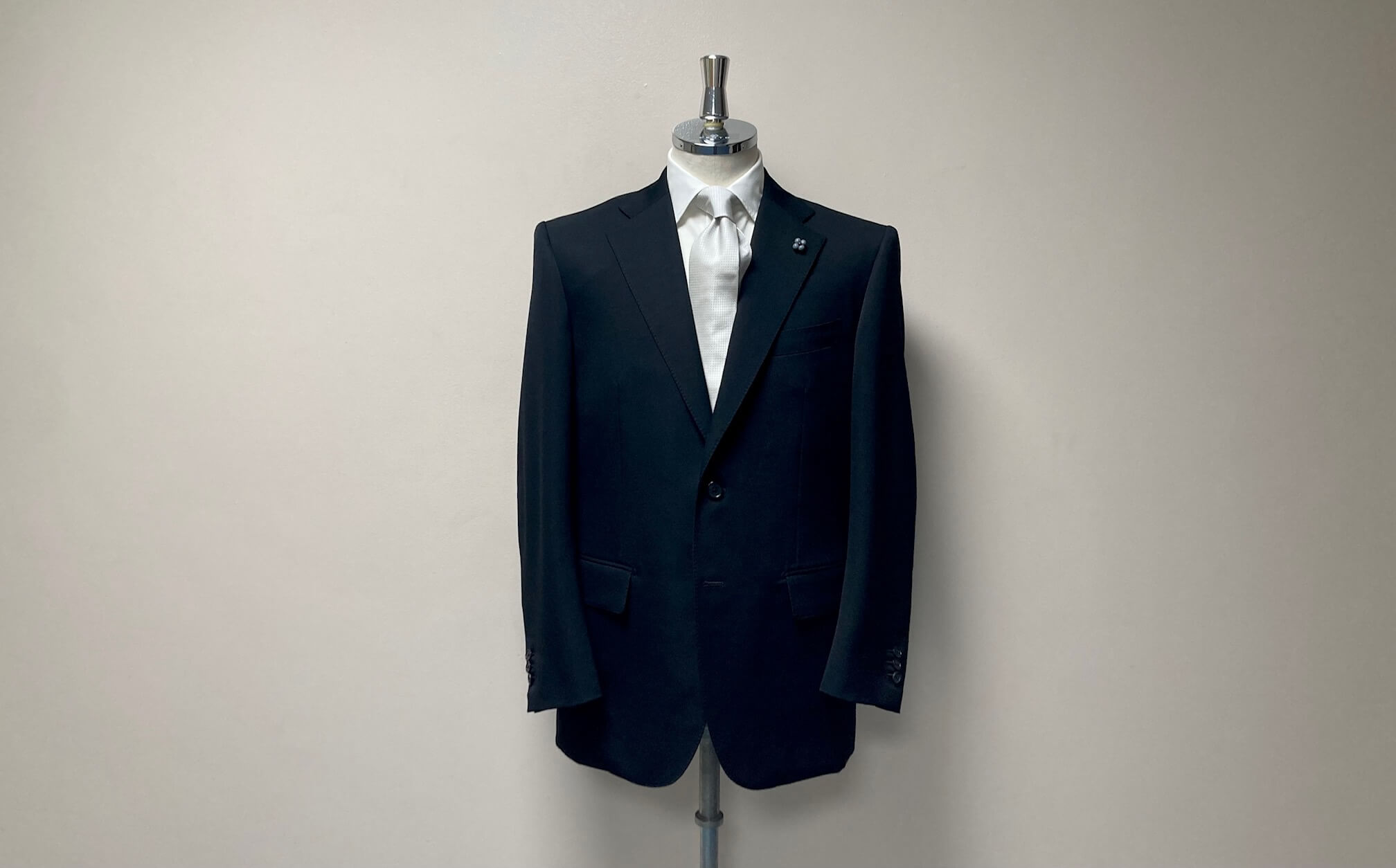 名古屋CENTOで仕立てる最高級の礼服:御幸毛織の生地を使用したブラックフォーマルスーツ正面画像