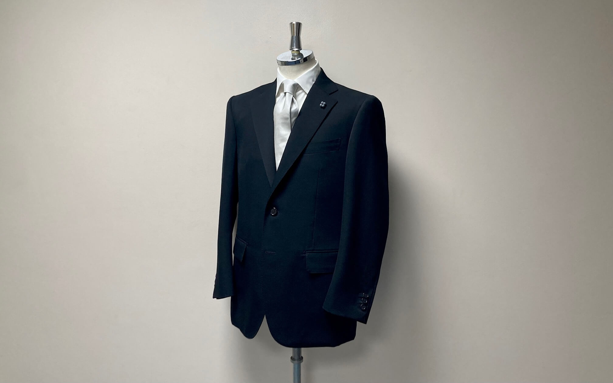 名古屋CENTOで仕立てる最高級の礼服:御幸毛織の生地を使用したブラックフォーマルスーツ斜め前画像
