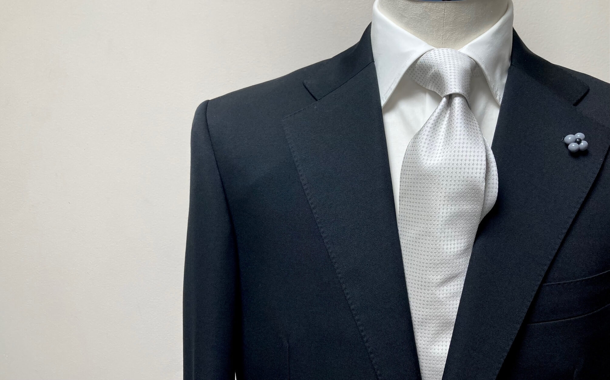 名古屋CENTOの礼服、冠婚葬祭に相応しい深い黒。御幸毛織の極上生地で仕立てたフォーマルオーダースーツのVゾーン