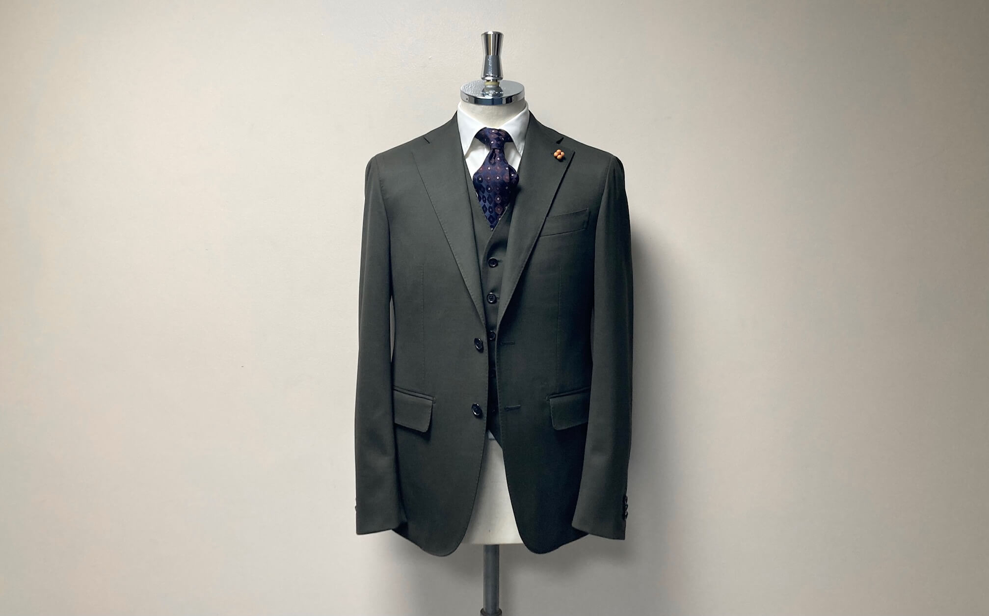 名古屋CENTOでご新規のお客様が仕立てた至高のMARLANE（マルラーネ）のオリーブグリーン・オーダースリーピーススーツ