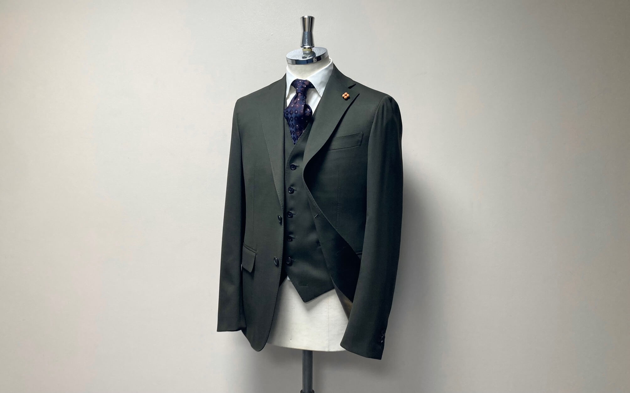 名古屋CENTOでご新規のお客様が仕立てた高品質なMARLANE（マルラーネ）のオリーブグリーン・オーダースリーピーススーツ
