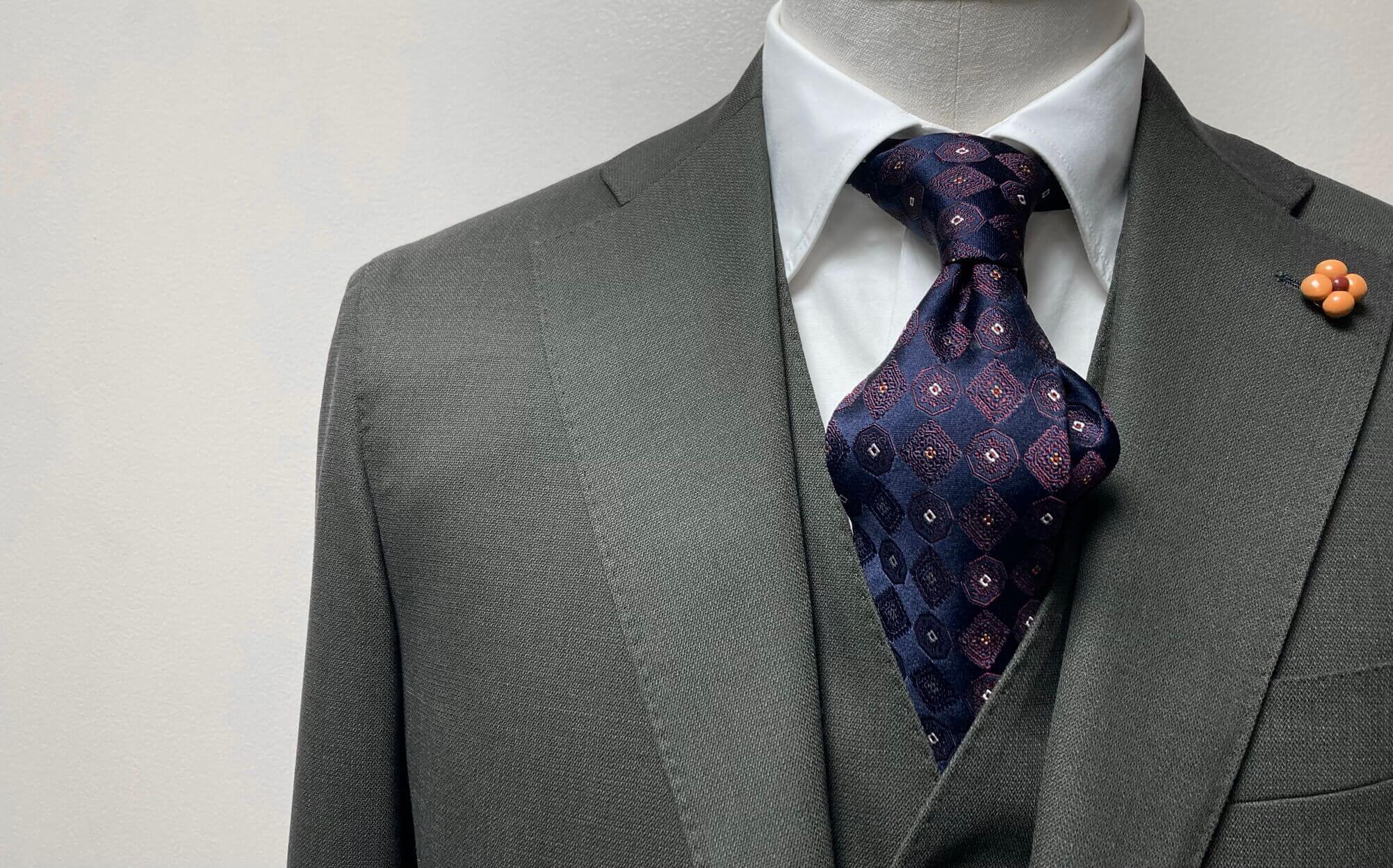 名古屋CENTOでご新規のお客様が仕立てたマルラーネの生地感が際立つ、オリーブグリーンのオーダースリーピース・Vゾーンの着こなし例