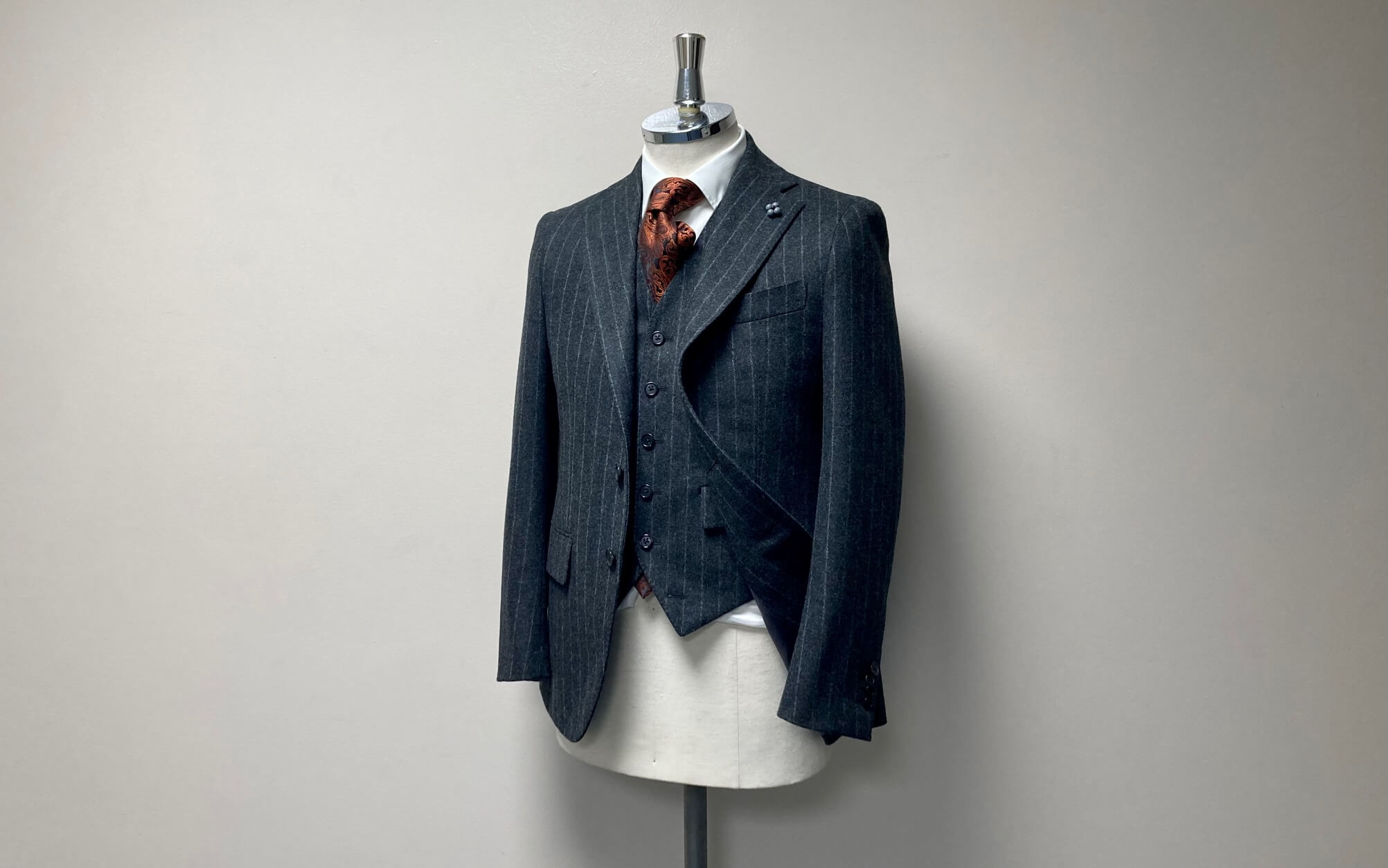 名古屋CENTOで仕立てたフォックス・ブラザーズのチャコールグレー・チョークストライプ柄オーダースリーピーススーツの斜め前画像