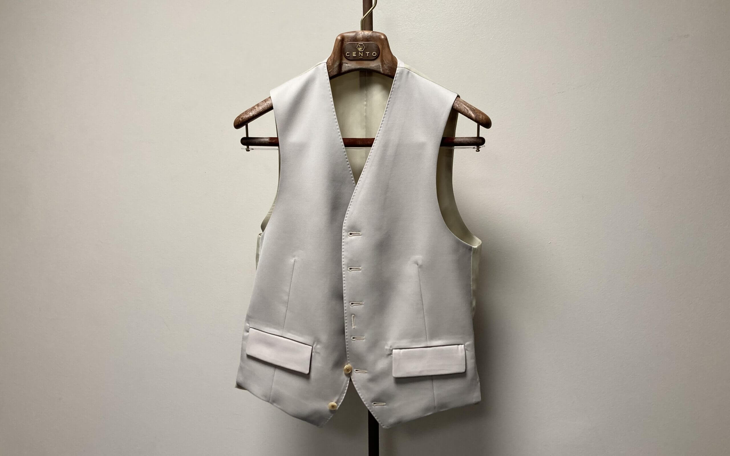 ご新規のお客様によるMARLANE(マルラーネ)ライトベージュ・オーダースリーピーススーツのベスト|名古屋CENTO