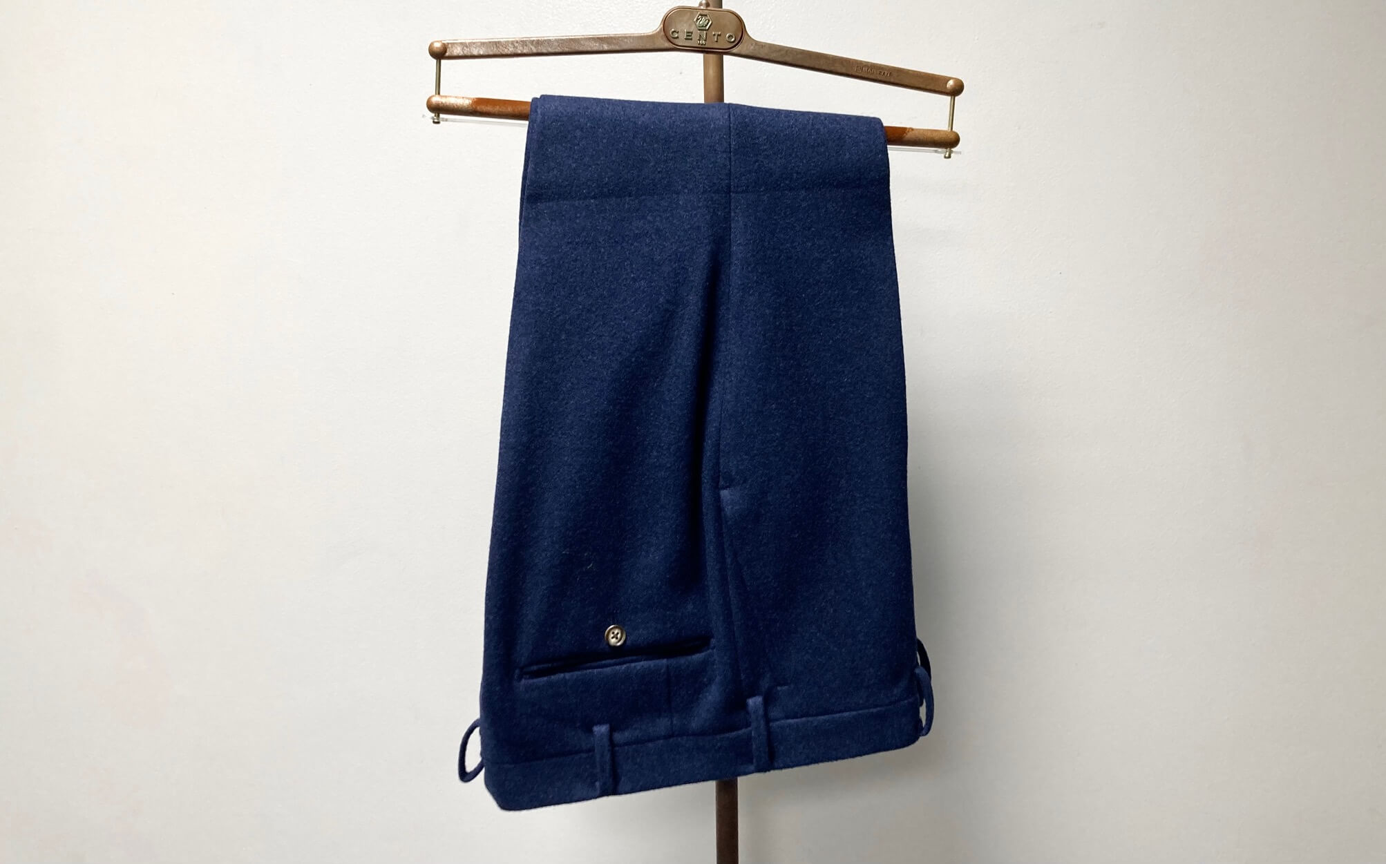 カノニコ（CANONICO）の肉厚なヘビーメルトンウール生地。名古屋のオーダースーツCENTOが提案する冬のオーダースラックス