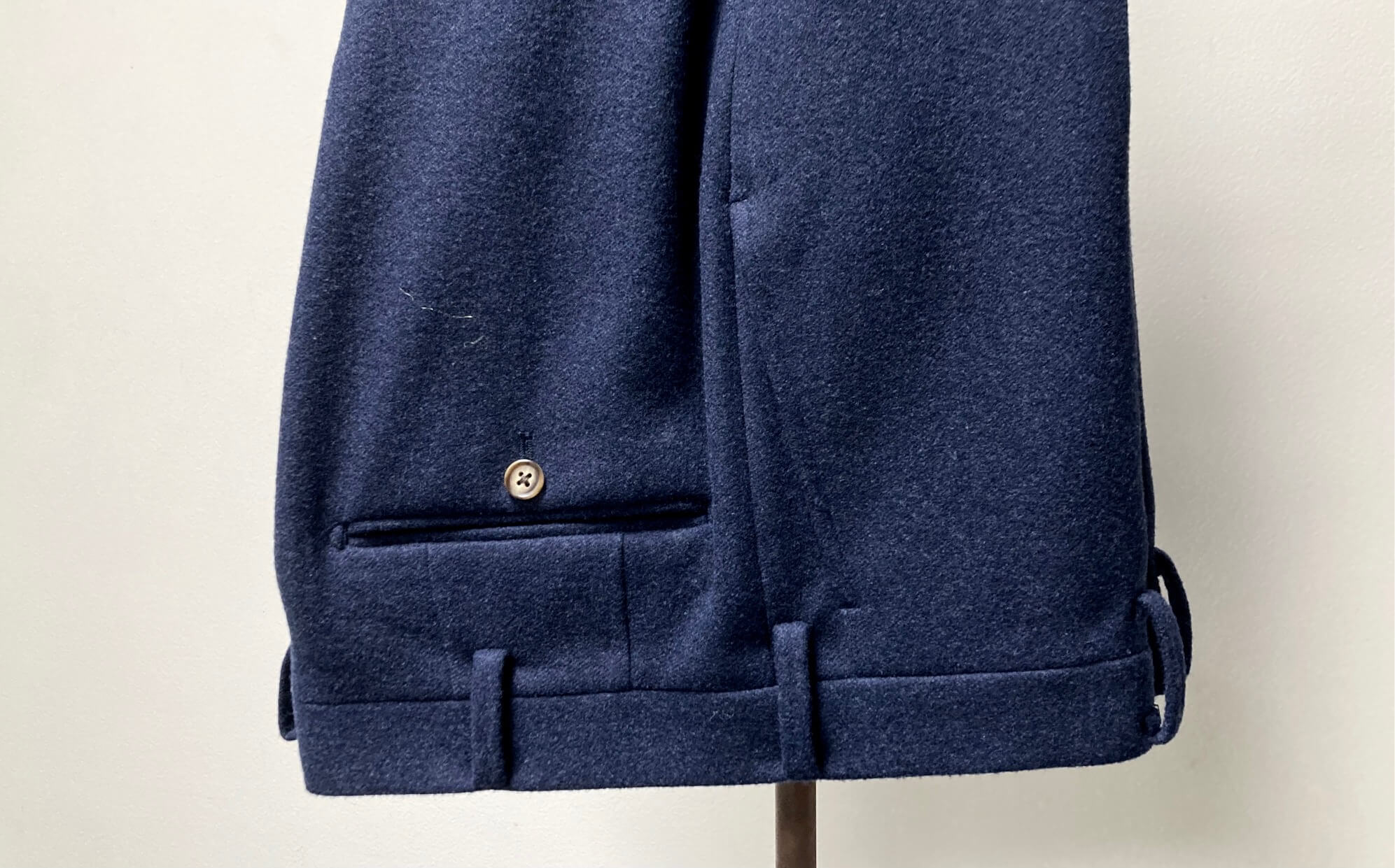 カノニコ(CANONICO)の肉厚なヘビーメルトンウール生地。名古屋のオーダースーツCENTOが提案する冬のオーダースラックス