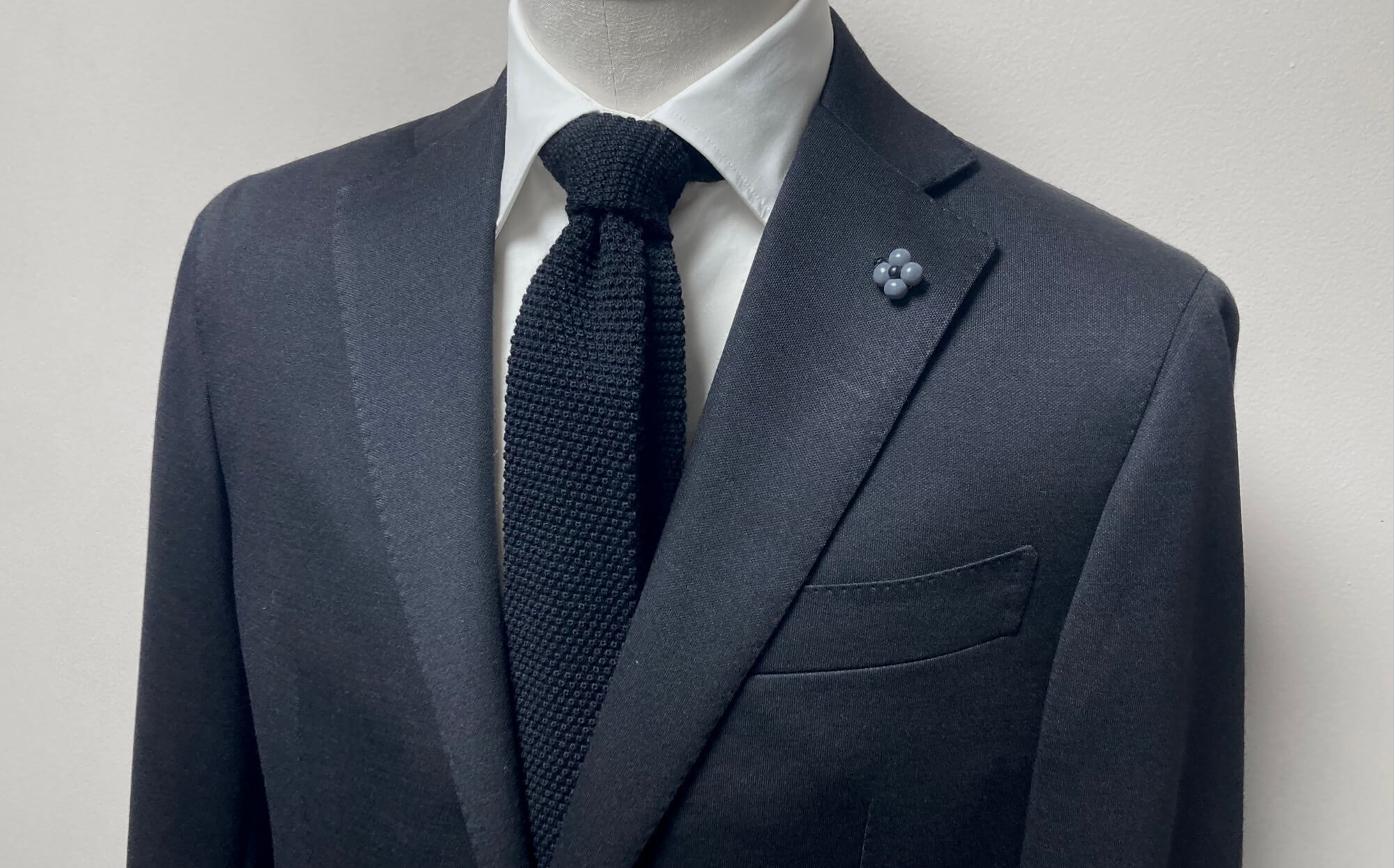 名古屋CENTOで仕立てた高品質なブラックのオーダージャージスーツ。快適な着心地のWOOL JERSEY(ウールジャージ)