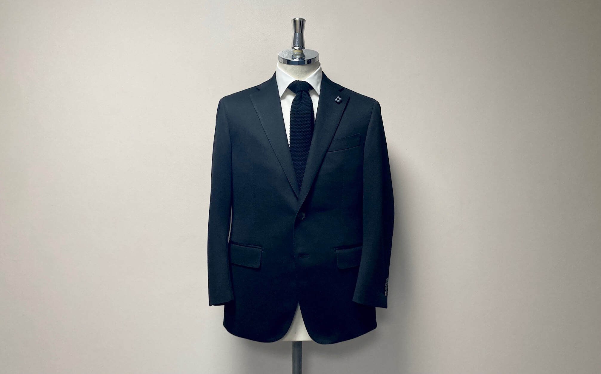 名古屋CENTOで仕立てた至高のブラックのオーダージャージスーツ。快適な着心地のWOOL JERSEY(ウールジャージ)正面画像