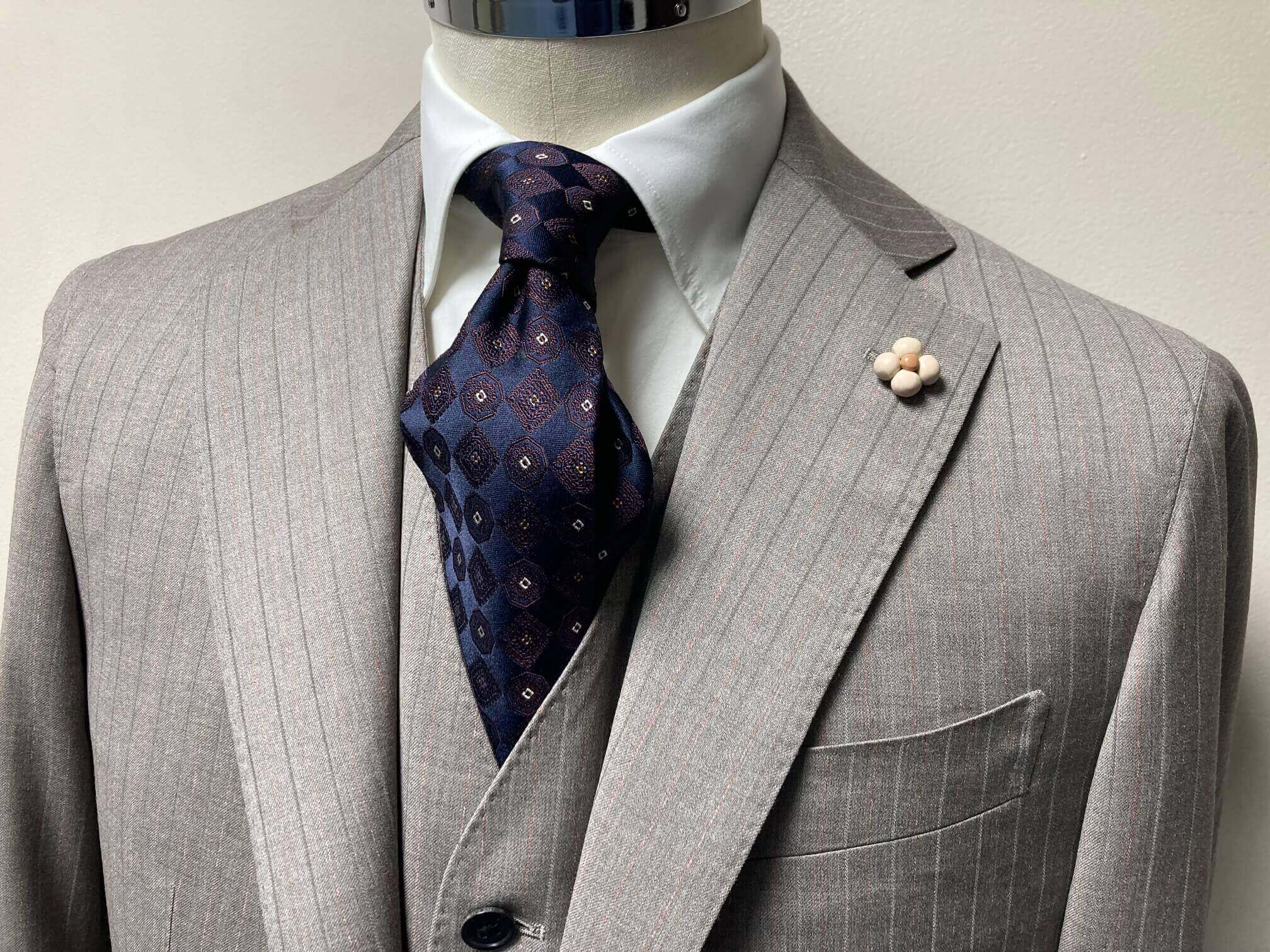 名古屋CENTOで仕立てたREDA「シルキーエフェクト」のベージュ・オーダースリーピーススーツ