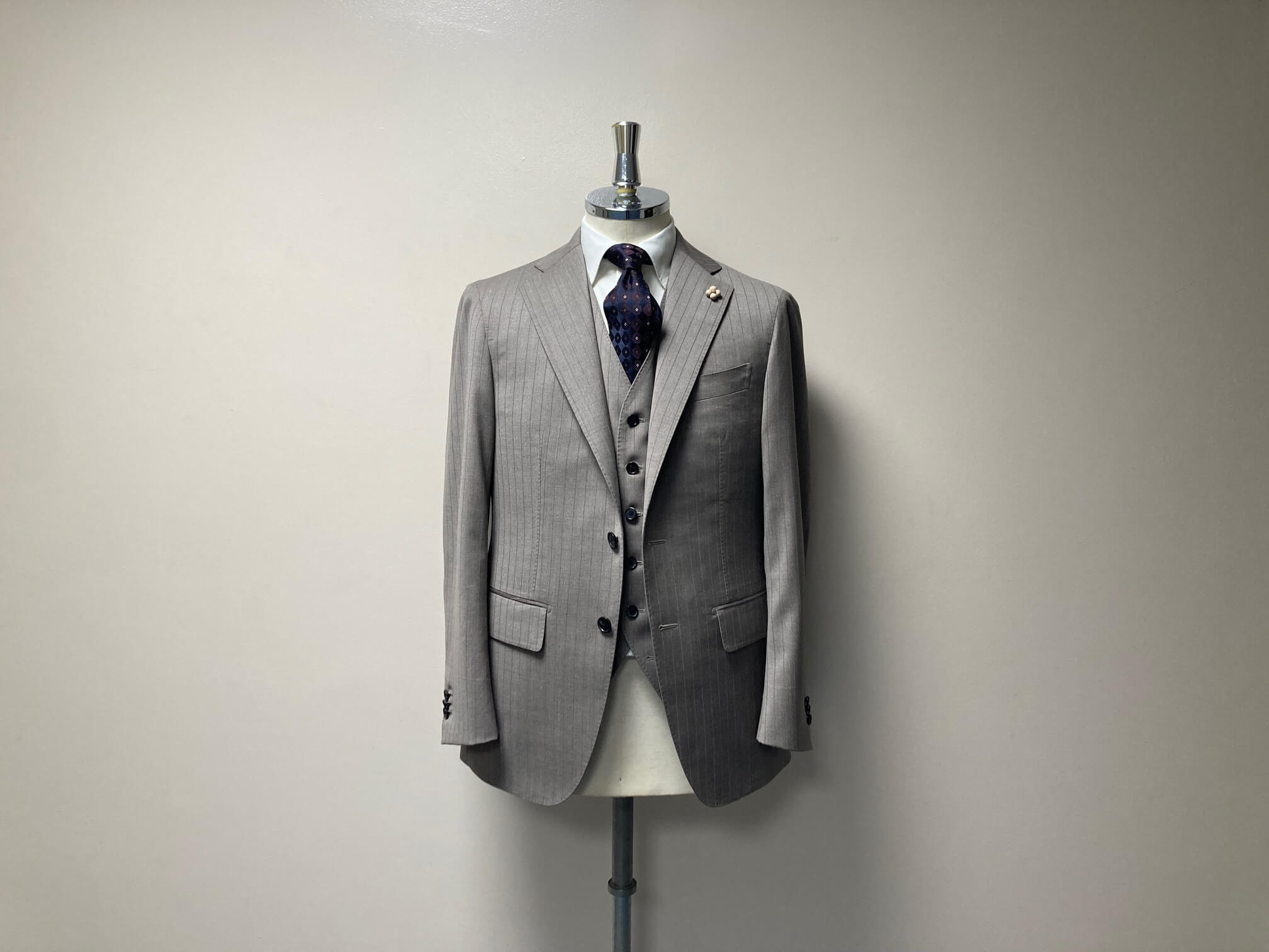 名古屋CENTOで仕立てた至高のREDA「シルキーエフェクト」のベージュ・オーダースリーピーススーツ