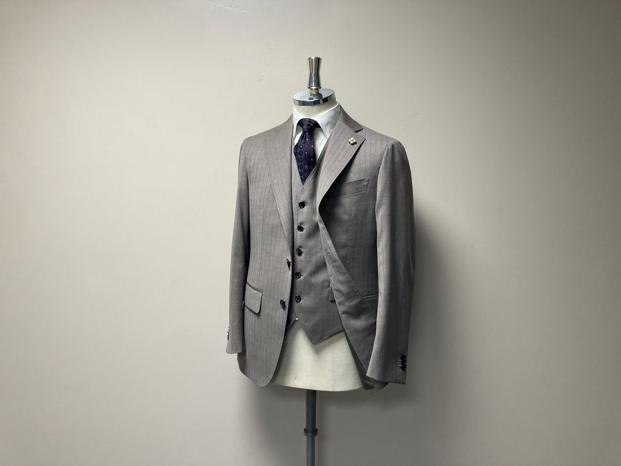 名古屋CENTOで仕立てた高品質なREDA「シルキーエフェクト」のベージュ・オーダースリーピーススーツ