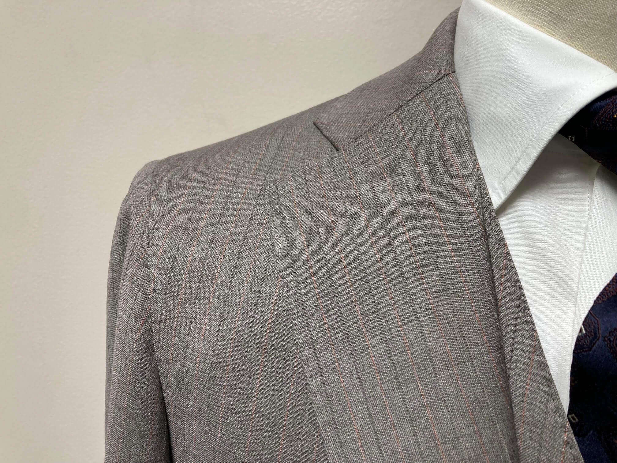 名古屋CENTOで仕立てたREDA「シルキーエフェクト」特有の光沢とストライプが美しい、ベージュのオーダースリーピース・Vゾーン