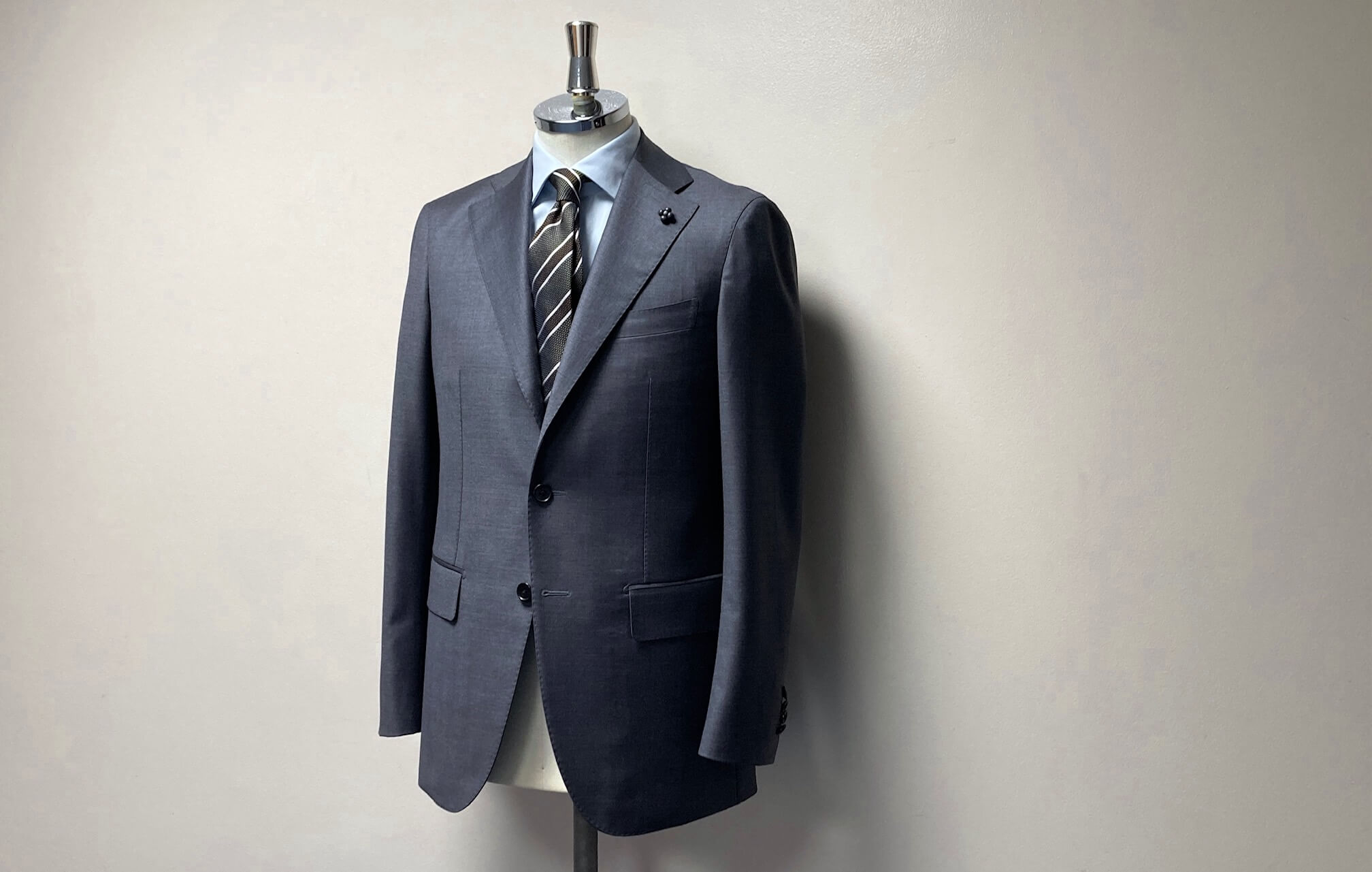 名古屋CENTO仕立て：ドーメル「EXEL /エクセル」の高品質なチャコールグレー・オーダースーツの全体画像