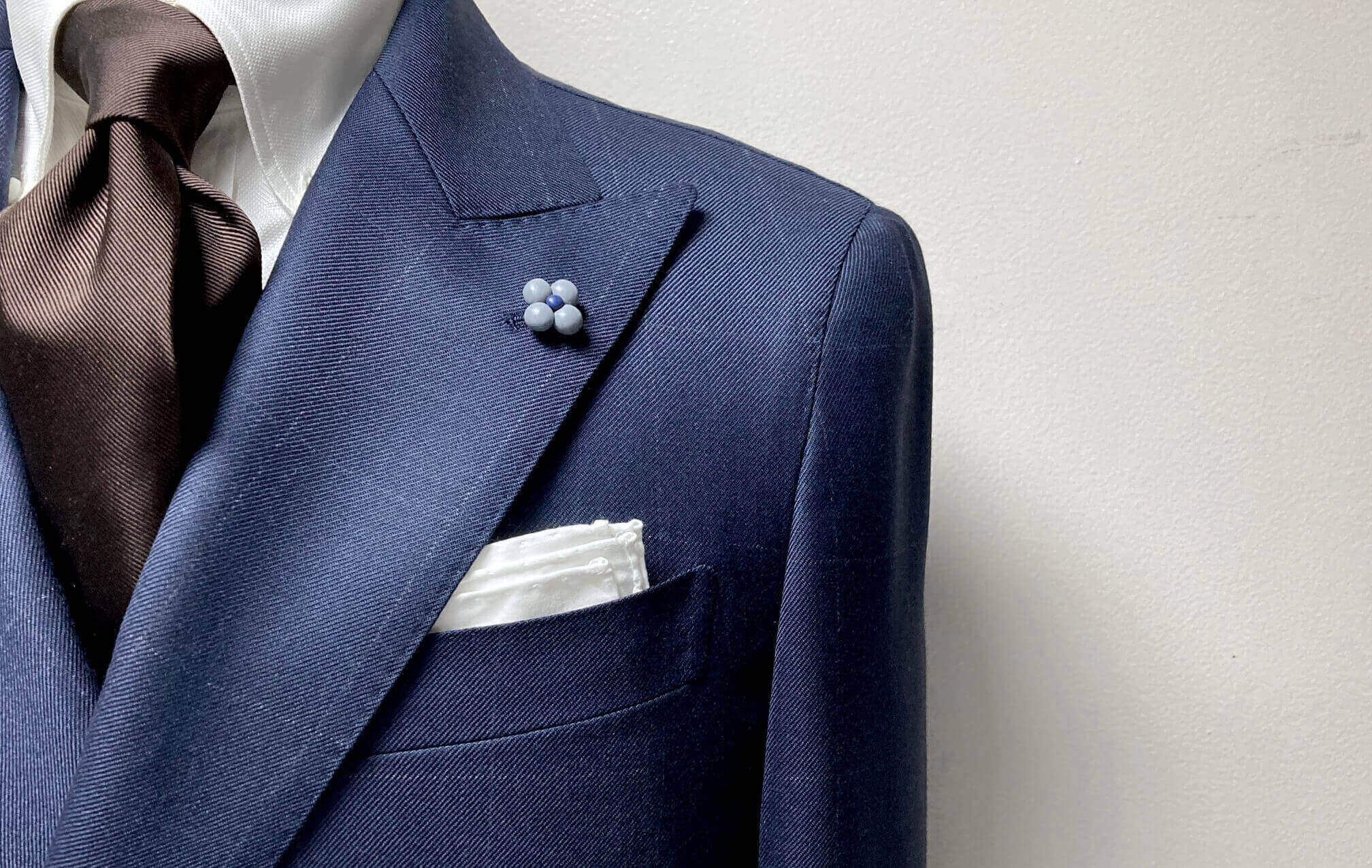 名古屋CENTOのオーダースーツ：高級感を演出する衿のAMFステッチ（ピックステッチ）のディテール説明