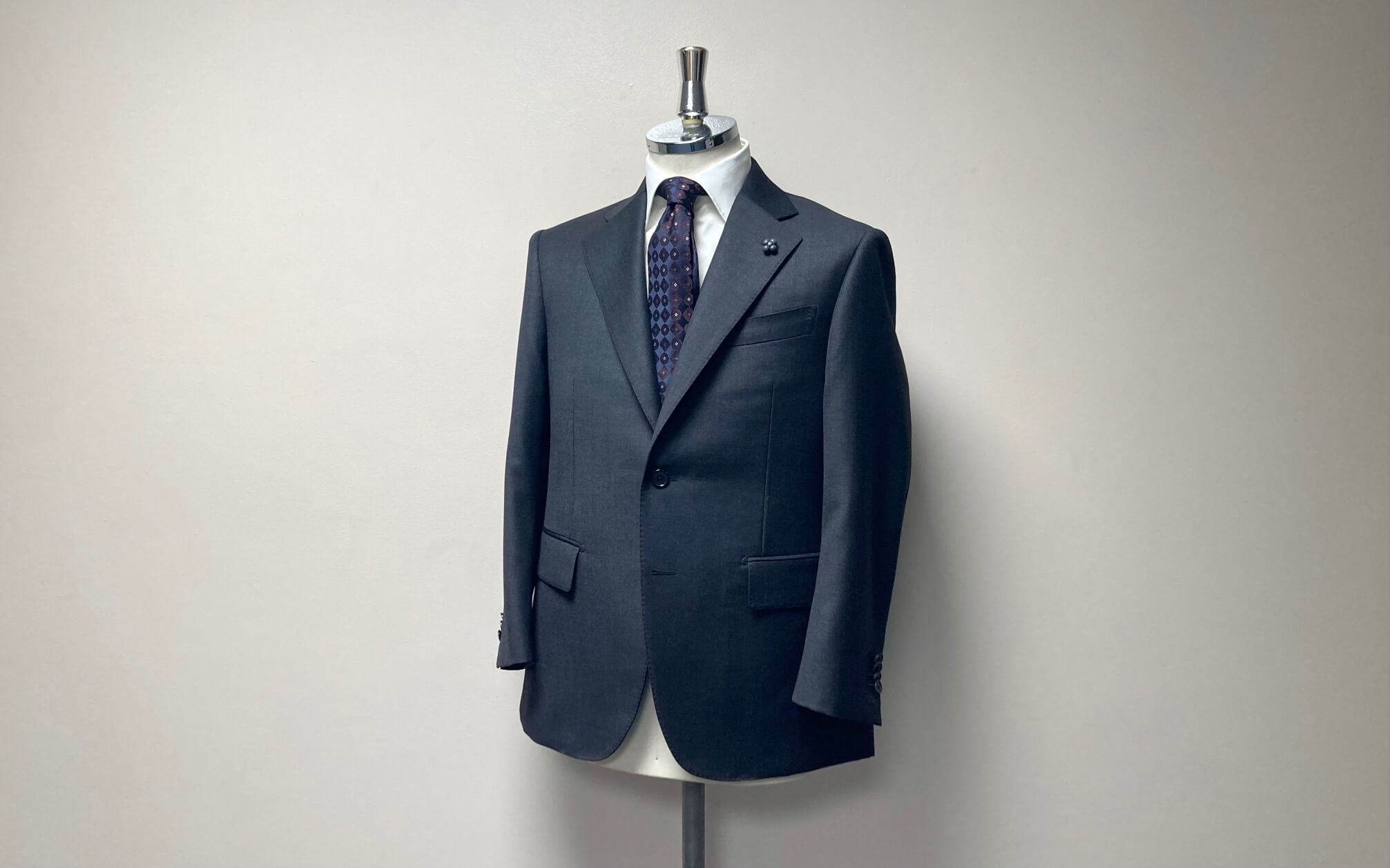 名古屋CENTOで仕立てた、モダンクラシックなチャコールグレーのオーダースーツ