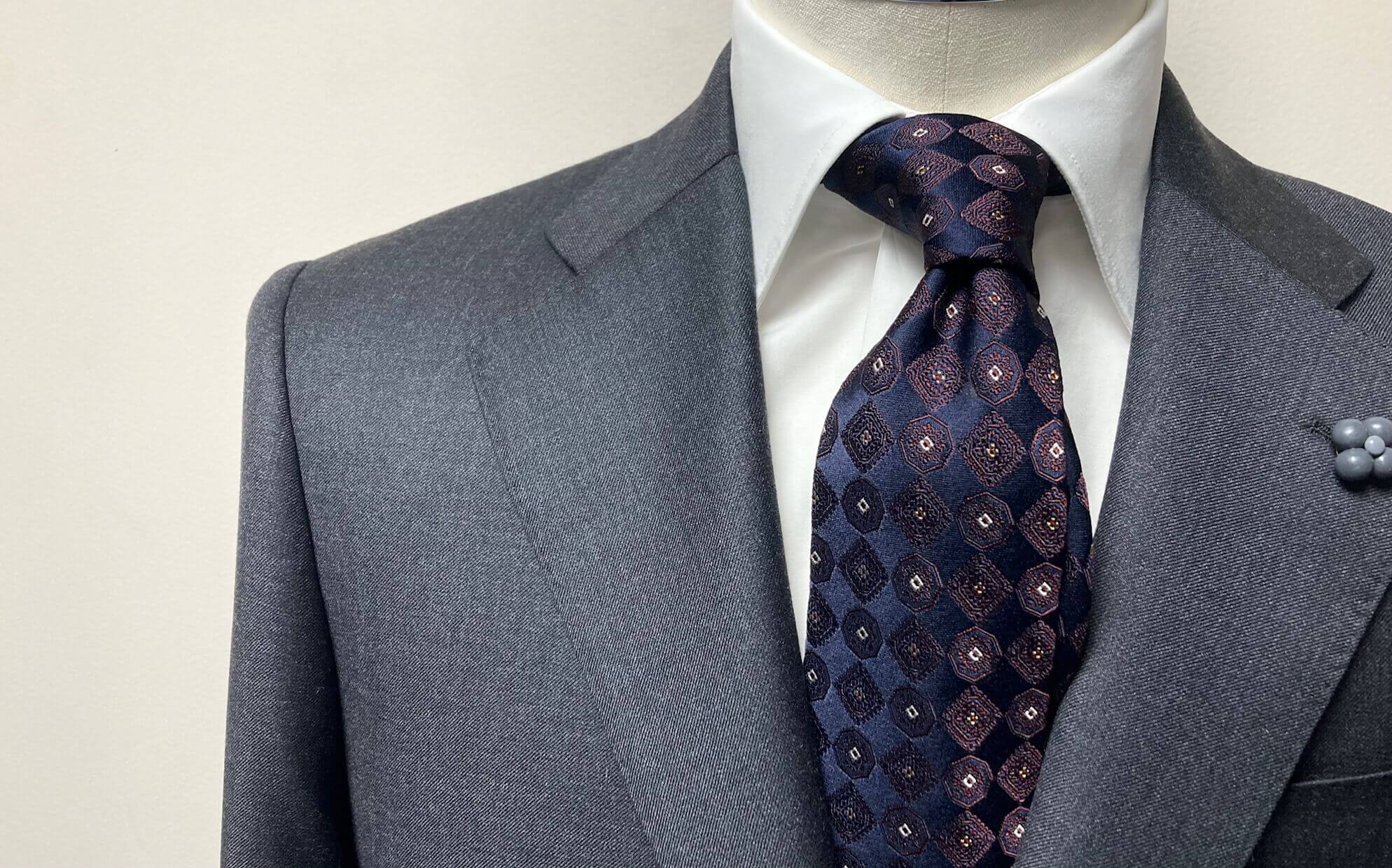 名古屋のオーダースーツ専門店CENTOが提案する、グレースーツの立体的なVゾーンとこだわりの生地感