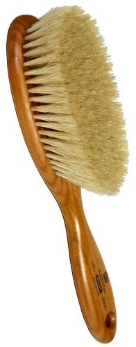 オーダースーツの寿命を延ばすために欠かせない天然毛（豚毛・馬毛）の高級洋服ブラシ