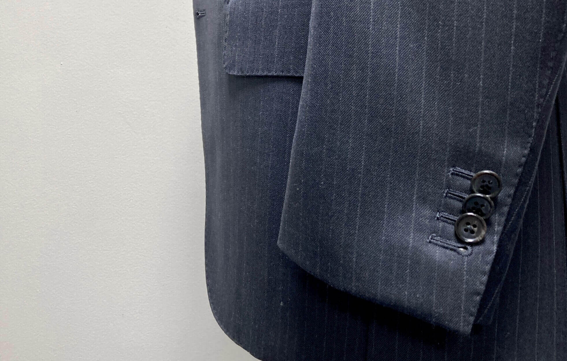 名古屋CENTOのこだわり仕立て：オーダースーツの高級感を演出する本切羽（袖口ボタン開閉）のディテール説明