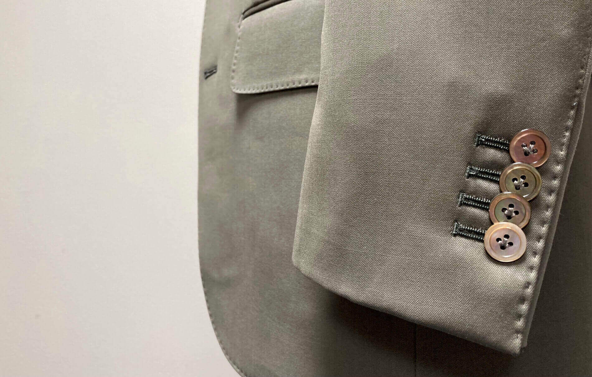 名古屋CENTOのこだわり仕立て：オーダースーツの高級感を演出する本切羽（袖口ボタン開閉）