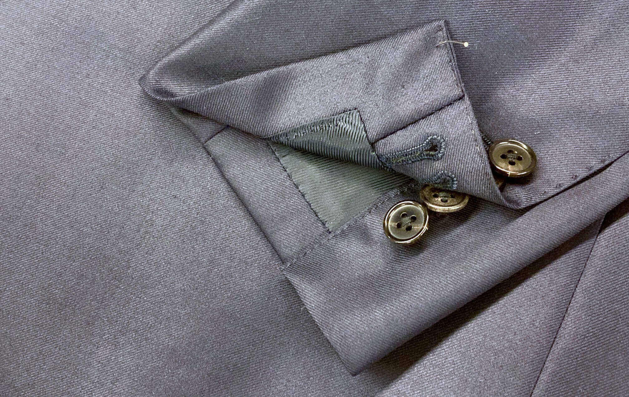 名古屋CENTOのこだわり仕立て：オーダースーツの高級感を演出する本切羽（袖口ボタン開閉）のディテール説明